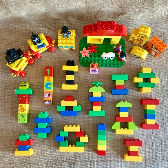 LEGO DUPLO Assortment of Bricks & Figures for Beginner Builder in Storage Bin - Picture 7 of 8